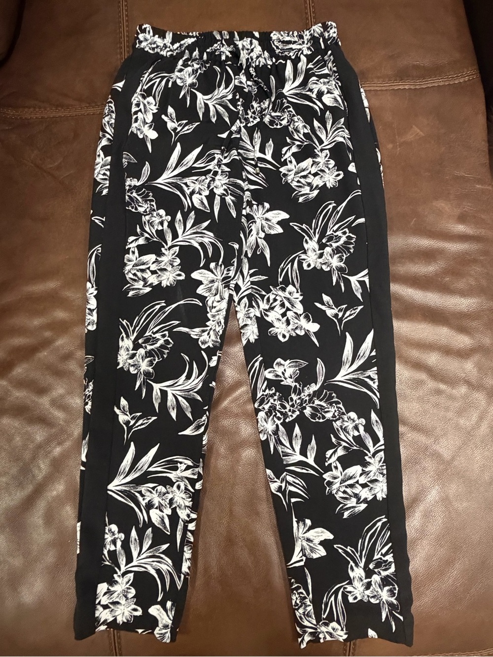 White House Blk Market Black & Wh Floral drawstring pandex Pants. Pockets   #277